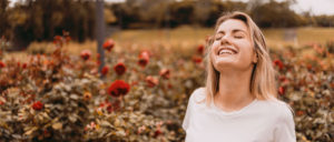 mulher feliz com métodos contraceptivos naturais